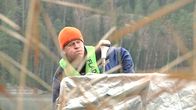 Reino Savukoski veneensä kyydissä.
