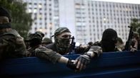 Kapinallistaistelijoita aluehallinnon rakennuksen edustalla Donetskissa.