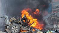Auto paloi Sahafi-hotelllin edustalla Mogadishussa, Somaliassa 1. marraskuuta.
