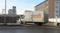 Postiauto ajaa lajittelukeskuksen pihaan.