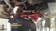 Katsastus mies tutkii autonpohjaa Nokian Autokatsastusasemalla