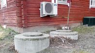 Likakaivoja vanhan hirsirakennuksen nurkalla. 