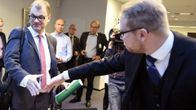 Juha Sipilä kättelee Olli Immosen kanssa eduskunnassa Helsingissä.