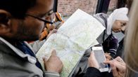 Ruotsiin saapuneet turvapaikanhakijat tutkivat karttaa Malmön rautatieasemalla.