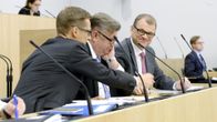 Alexander Stubb, Timo Soini ja Juha Sipilä eduskunnan suullisella kyselytunnilla Helsingissä