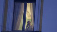Pääministeri Juha Sipilä puhuu puhelimeen valtioneuvoston linnassa Helsingissä perjantaiaamuna 6. marraskuuta