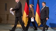 CSU:n puheenjohtaja Horst Seehofer, Liittokansleri Angela Merkel (CDU) sekä SPD:n puheenjohtaja Sigmar Gabriel tiedotustilaisuudessa Berliinissä torstaina.