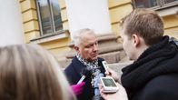Elinkeinoministeri Olli Rehn kommentoi sote-neuvotteluita poistuessaan valtioneuvoston linnasta Helsingissä perjantaiaamuna.