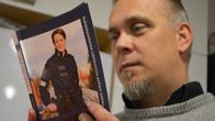 Poliisiviestinnän lehtori Marko Vesterbacka pitelee poliisiammattikorkeakoulun pääsykoekirjaa.
