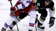 Jaromir Jagr (vas.) ja Jarkko Ruutu kamppailemassa kiekosta. (Arkistokuva)