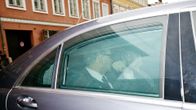 Juha Sipilä saapumassa virka-autollaan jatkamaan sote-neuvotteluita valtioneuvoston linnaan Helsingissä.