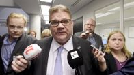 Timo Soini poistumassa ryhmäkokouksesta eduskunnassa Helsingissä.