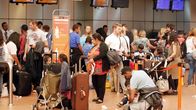 Brittituristit jonottavat lähtöselvitykseen Sharm el-Sheikhin lentoasemalla 6. lokakuuta 2015.