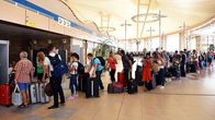 Turistit jonottavat lähtöselvitykseen Sharm el-Sheikhin lentoasemalla Egyptissä.