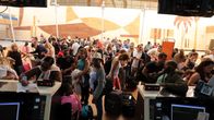 Brittituristit jonottavat lähtöselvitykseen Sharm el-Sheikhin lentoasemalla 6. marraskuuta 2015.