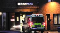 Ambulanssi ensiapuaseman oven edessä.