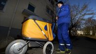  Postinjakaja kierroksellaan Helsingin Käpylässä.
