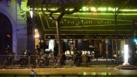 Poliiseja Bataclan-konserttisalin ulkopuolella.