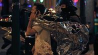  Bataclan-konserttitalosta vapautuneita panttivankeja evakuoidaan.