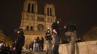 Aseistautuneet poliisit partioivat Notre Damen katetdraalin luona Pariisissa.