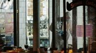 Poliisin tutkijat etsivät todisteita rue de Charonne kadun kahvilaan tehdystä iskusta.