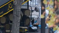 Riskostutkija työskentee Bataclan-konserttisalin edustalla.