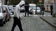 Belgian poliisivoimilla oli suuroperaatio Molenbeekin lähiössä Brysselissä maanantaina 16. marraskuuta. Mies hupparissa kävelee kuvan etualalla, takana näkyy seisoskelevia upseereita.