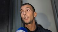 Mohamed Abdeslam puhuu mikrofoniin.