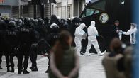 Poliiseja ja rikospaikkatutkijoita Saint-Denis'n kaupunginosassa keskiviikkona.