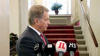 Sauli Niinistö puhuu tiedotustilaisuudessaan.