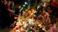 Ihmiset toivat kukkia ja kynttilöitä muistopaikalle lähelle Bataclan -konserttisalia, Pariisissa 20. marraskuuta.