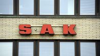SAK:n logo Metallityövaenliiton talossa Hakaniemessä.