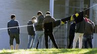 Turvapaikanhakijoita vastaanottokeskuksen pihalla.