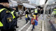 Poliiseja ja turvapaikanhakijoita Malmön asemalla 12. marraskuuta.