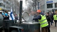 Hernetykistä jaetaan soppaa mielenosoittajille.