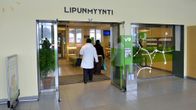 ihmisiä astumassa VR:n lipputoimistoon