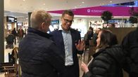Alexander Stubb puhuu ihmisten kanssa märässä paidassa