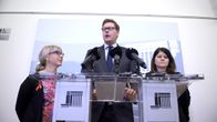 Vasemmistoliiton Aino-Kaisa Pekonen, SDP:n Antti Lindtman ja vihreiden Outi Alanko-Kahiluoto tiedotustilaisuudessa, jonka aiheena oli valtiovarainministeri Alexander Stubbin asema.