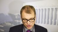 Pääministeri Juha Sipilä (kesk) kommentoi valtiovarainministeri Alexander Stubbin hallintarekisterilausuntoon liittyviä asioita saapuessa eduskunnan täysistuntoon Helsingissä 1. joulukuuta.