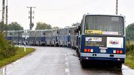 Jono Budapestin paikallisliikenteen busseja, joita käytetään siirtolaisten kuljetuksiin Unkarissa.
