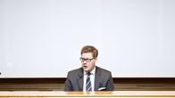 SDP:n eduskuntaryhmän puheenjohtaja Antti Lindtman eduskuntaryhmän ylimääräisessä ryhnäkokouksessa 4. joulukuuta.