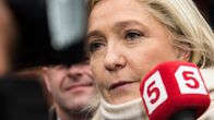 Marine Le Pen puhui lehdistölle sunnuntaina Henin Beaumontissa, Ranskassa.