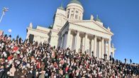 ihmisiä portailla