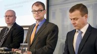 Oikeus- ja työministeri Jari Lindström, pääministeri Juha Sipilä ja sisäministeri Petteri Orpo hallituksen tiedotustilaisuudessa  turvapaikkapoliittisesta toimenpideohjelmasta 8. joulukuuta.