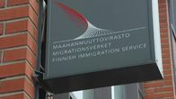 Maahanmuuttoviraston tunnus rakennuksen ulkoseinässä