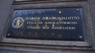 Suomen Asianajajaliiton toimiston kyltti ulko-ovella Helsingissä 