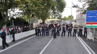 Unkarilaisia poliiseja on vartiossa Serbian vastaisella rajanylityspaikalla 