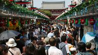 Kiinalaisia turisteja Tokion Asakusassa, Japanissa.