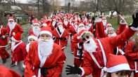 Joulupukit juoksivat hyväntekeväisyystapahtumassa 13. joulukuuta Tukholmassa.