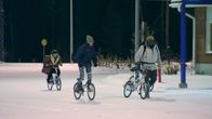 Turvapaikanhakijoita saapumassa polkupyörillä Raja-Joosepin rajanylityspaikalle Venäjän puolelta aiemmin tänä vuonna (2015).